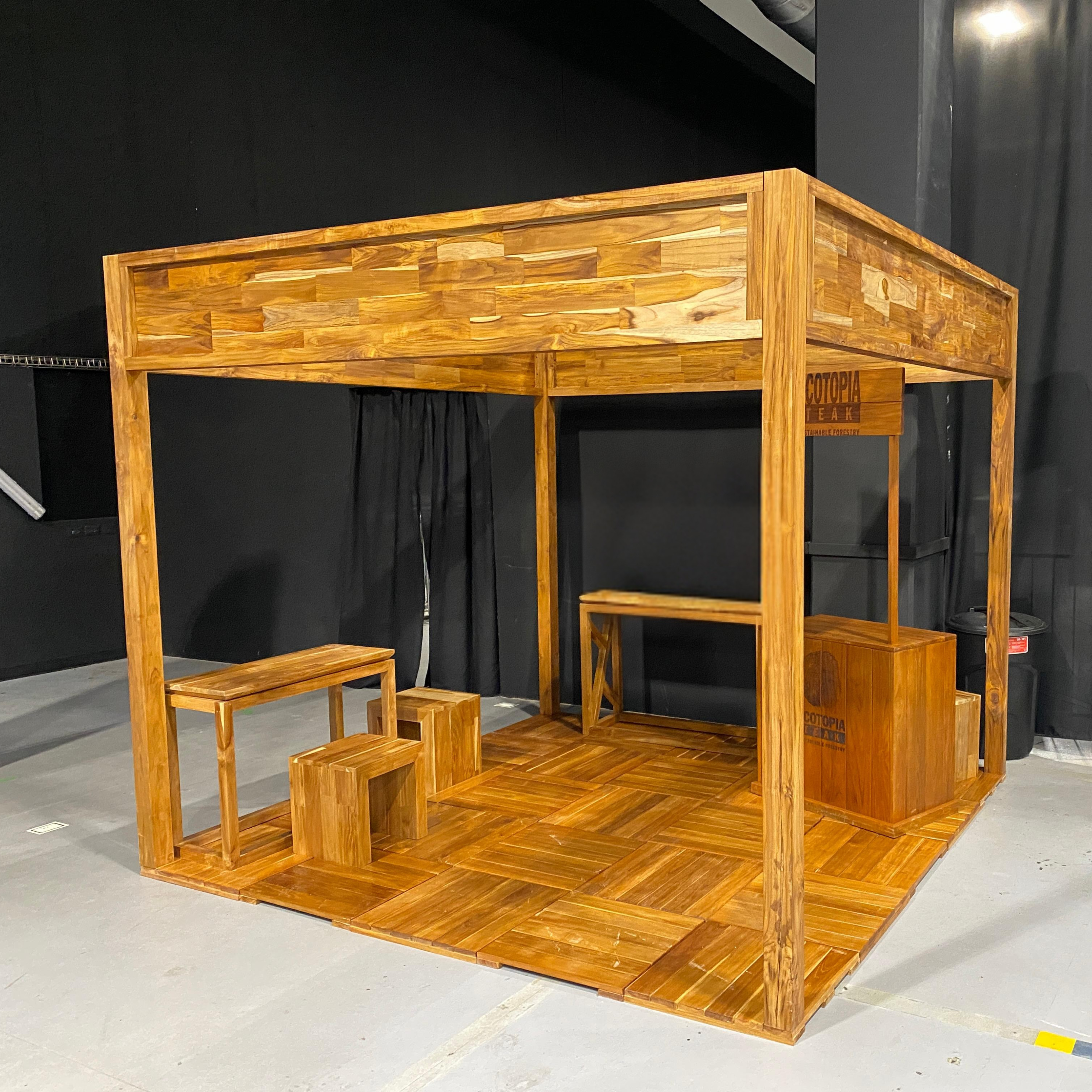 Stand de madera teca