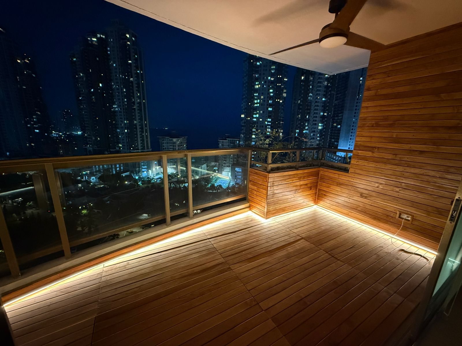 piso y revestimiento de teca en balcon